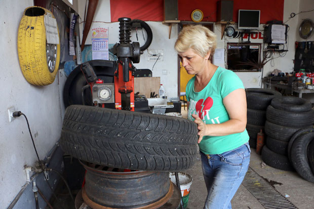 МАЈСТОРИЦА СВОГ ЗАНАТА И ЖИВОТА: После смрти мужа преузела радионицу и постала вулканизер
